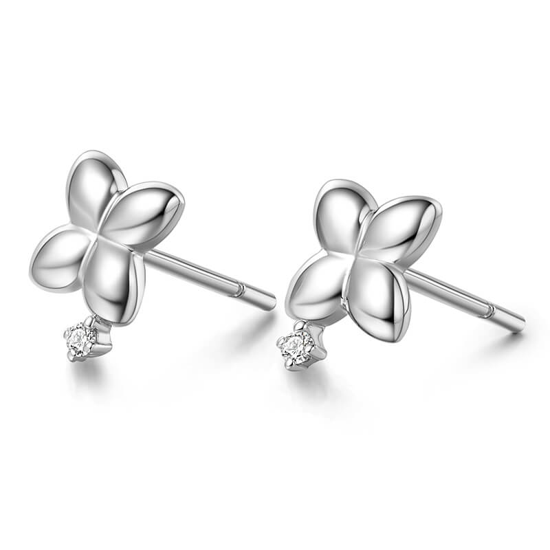  Four-leaf clover platinum diamond earrings, simple style for women.