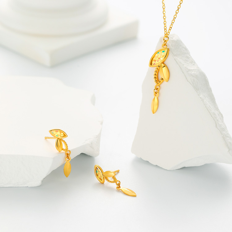 Spring Light and Leaf Shadow &middot; Fluttering &middot; 5G Gold Iridescent Diamond-Cut Necklace